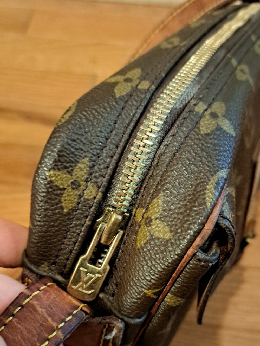 Louis Vuitton Jeune Fille GM Crossbody - Picture 10 of 16